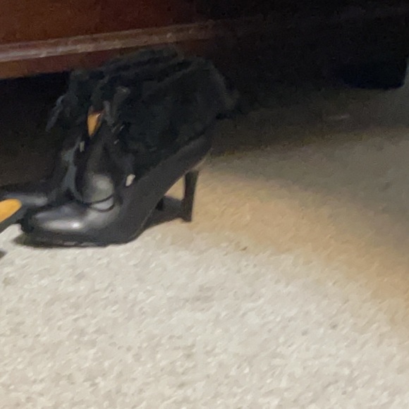 Coach Leather fur booties size 8 1/2 fits more like an 8 good condition. - Picture 11 of 11